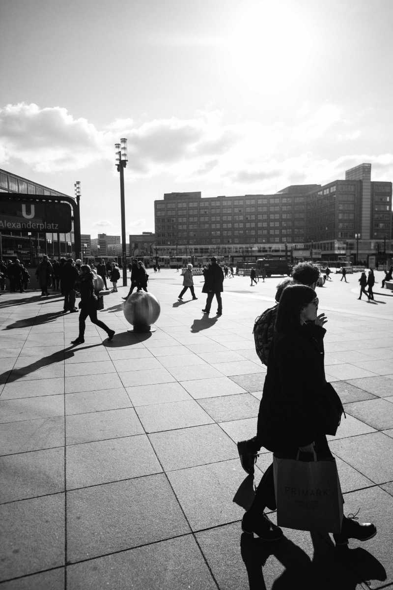 gente en la acera de la ciudad